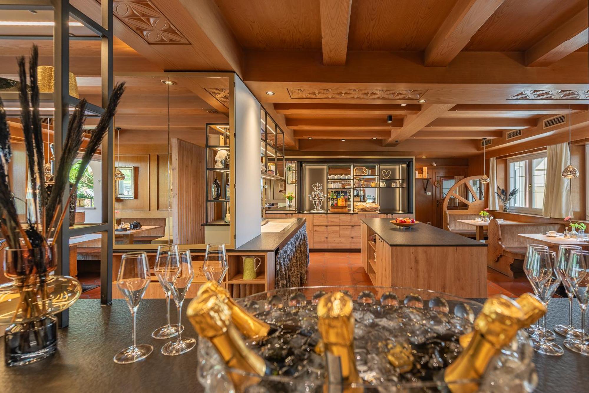 Tirolerin Garni Hotel Tramin an der Weinstraße Exteriör bild